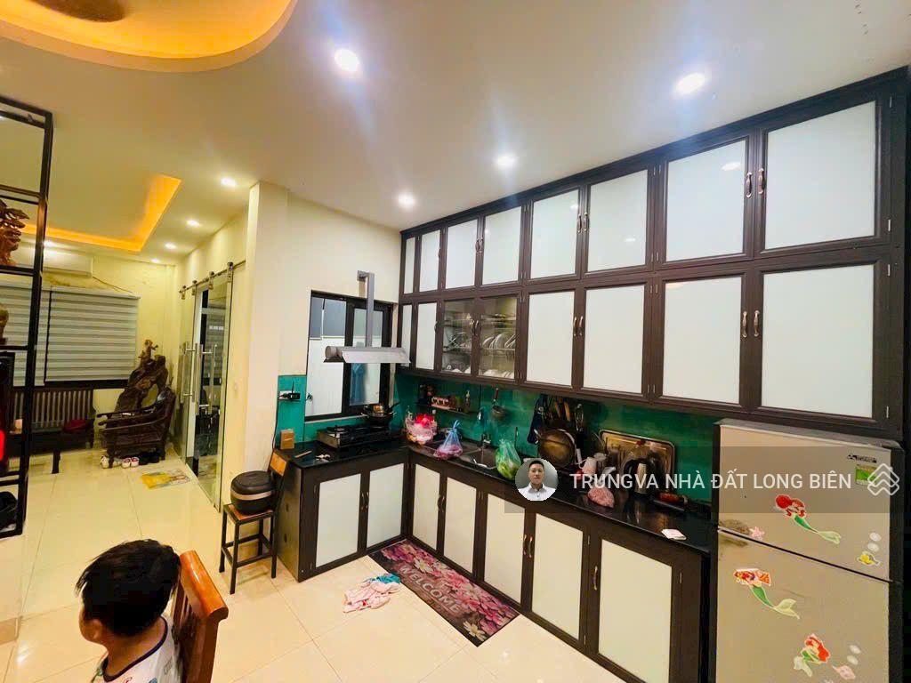 Bán nhà cự khối long biên lô góc 65m2 x 2 tầng, 3 ngủ giá hơn 4 tỷ, ô tô 7 chỗ đỗ cửa gần aeon mall