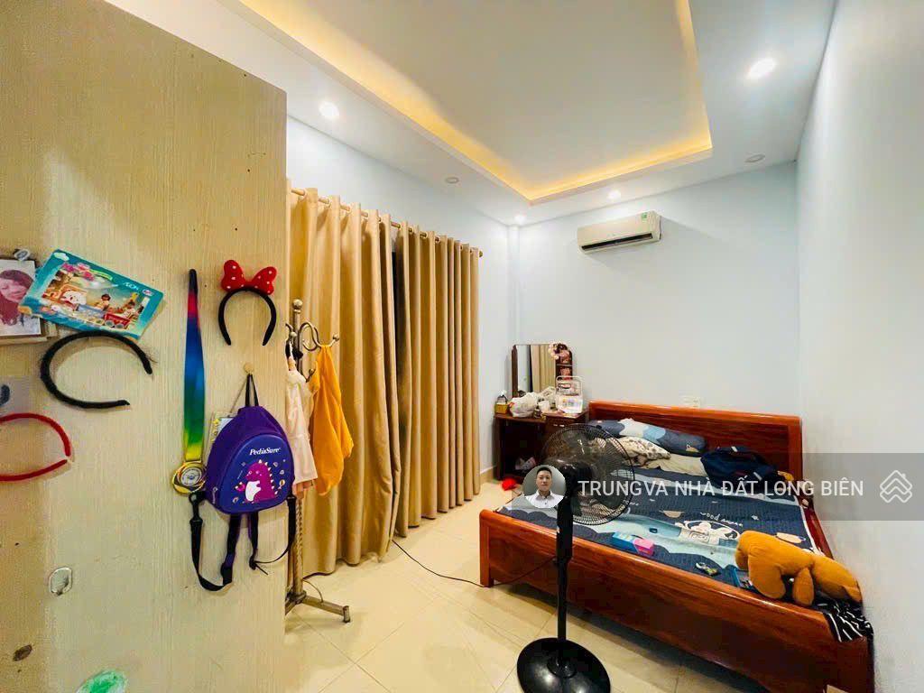 Bán nhà cự khối long biên lô góc 65m2 x 2 tầng, 3 ngủ giá hơn 4 tỷ, ô tô 7 chỗ đỗ cửa gần aeon mall