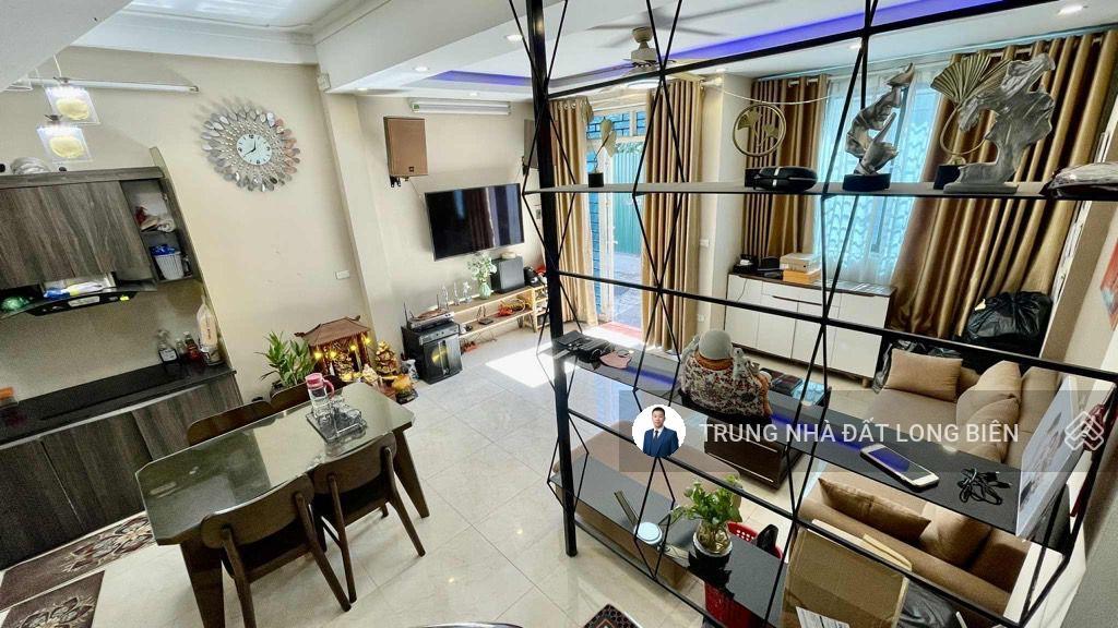 Bán gấp căn nhà cự khối 35m2 4 tầng 3 ngủ full nội thất xịn xò ô tô đỗ cửa gần aeon mall long biên