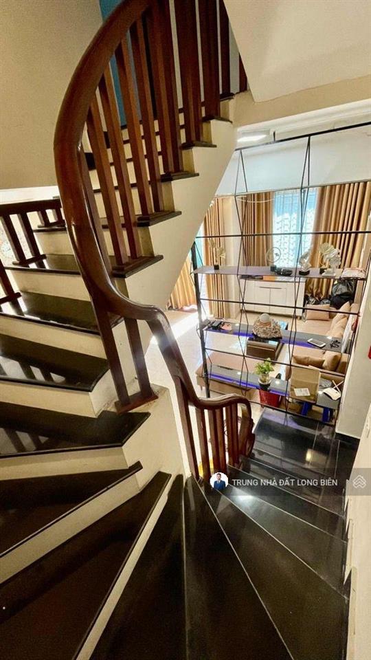 Bán gấp căn nhà cự khối 35m2 4 tầng 3 ngủ full nội thất xịn xò ô tô đỗ cửa gần aeon mall long biên