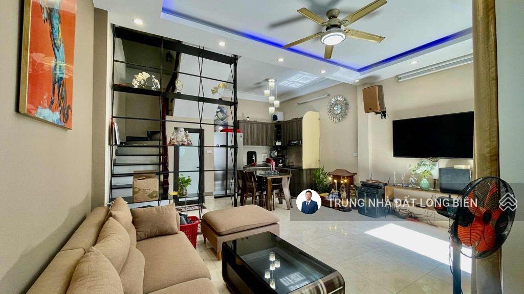 Bán gấp căn nhà cự khối 35m2 4 tầng 3 ngủ full nội thất xịn xò ô tô đỗ cửa gần aeon mall long biên