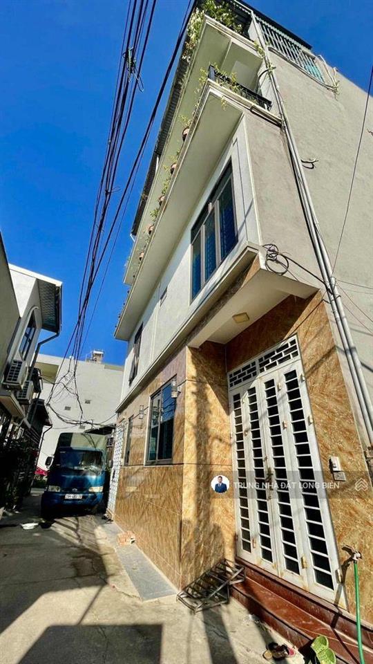 Bán gấp căn nhà cự khối 35m2 4 tầng 3 ngủ full nội thất xịn xò ô tô đỗ cửa gần aeon mall long biên
