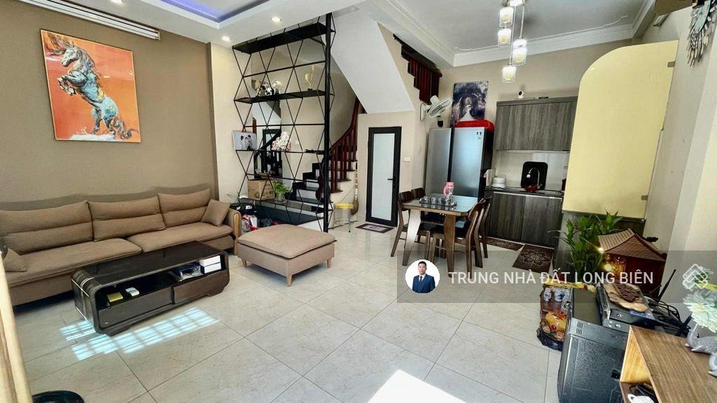 Bán gấp căn nhà cự khối 35m2 4 tầng 3 ngủ full nội thất xịn xò ô tô đỗ cửa gần aeon mall long biên