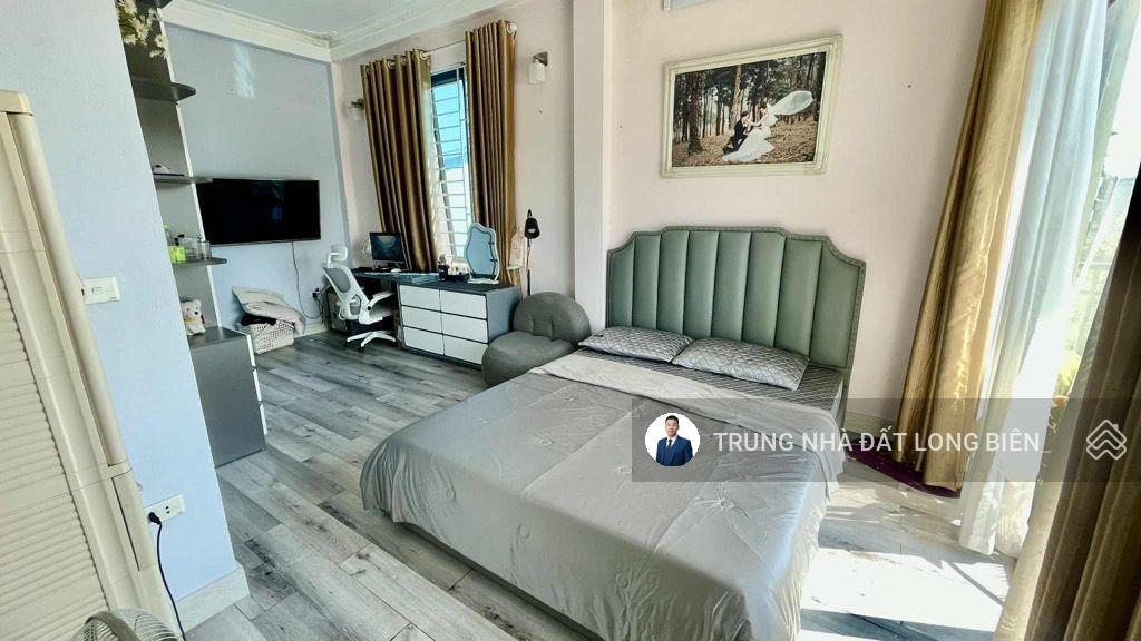 Bán gấp căn nhà cự khối 35m2 4 tầng 3 ngủ full nội thất xịn xò ô tô đỗ cửa gần aeon mall long biên