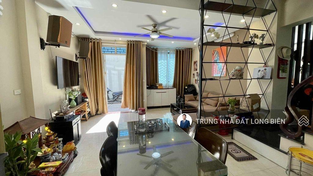 Bán gấp căn nhà cự khối 35m2 4 tầng 3 ngủ full nội thất xịn xò ô tô đỗ cửa gần aeon mall long biên