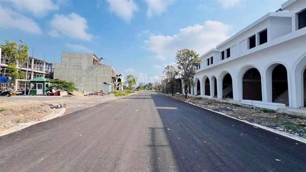 Chỉ từ 3 tỷ (40%)  sở hữu ngay nhà phố 1 trệt 3 lầu giữa trung tâm tp. nha trang