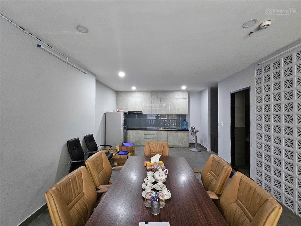 Chính chủ bán shophouse sky center / dt 130m2  giá bán 6,5 tỷ  cam kết giá thật, không đăng ảo