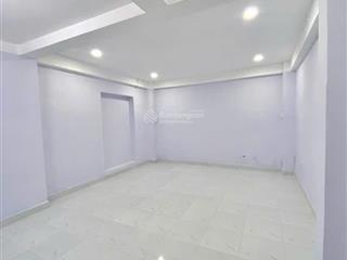 Giáp quận 3  cmt8  68m2  3 tầng  sát mặt tiền  đường 6m thông  6pn  25tr/tháng 10.x tỷ