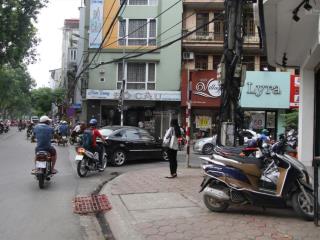 Chùa láng đông đúc nhộn nhịp, chủ nhà cần bán căn góc 4 tầng 67m2, đang cho thuê 100tr/tháng.