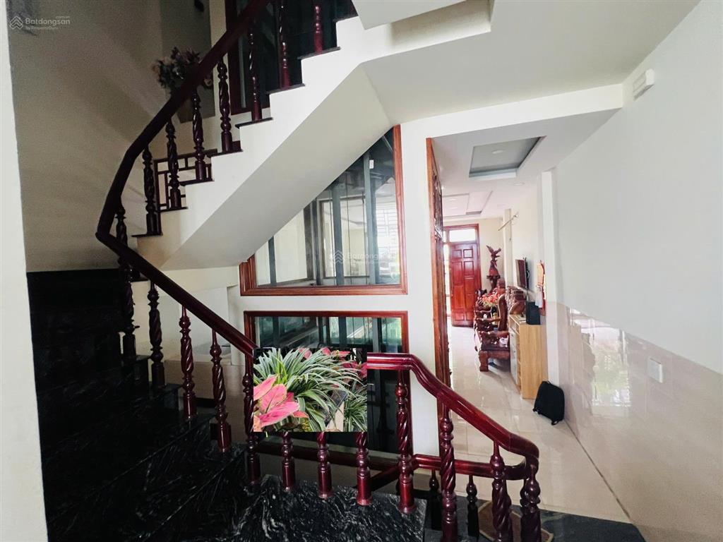 Nhà sang xịn 2 mặt tiền 4pn 6wc, hầm xe hơi, thang máy, 900m ra phạm văn đồng, 200m ra vành đai 2