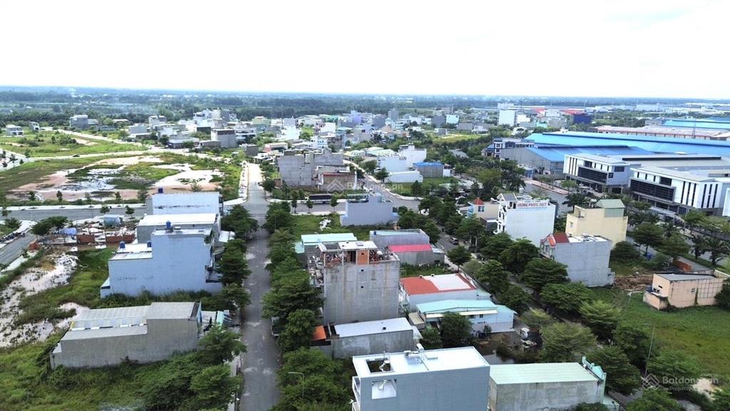 Chính chủ bán nền đối diện trung tâm thương mại