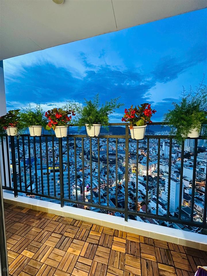 Căn hộ sổ hồng tầng 28 dqua nội thất siêu đẹp mới keng, view xéo biển giá 4 tỷ 950