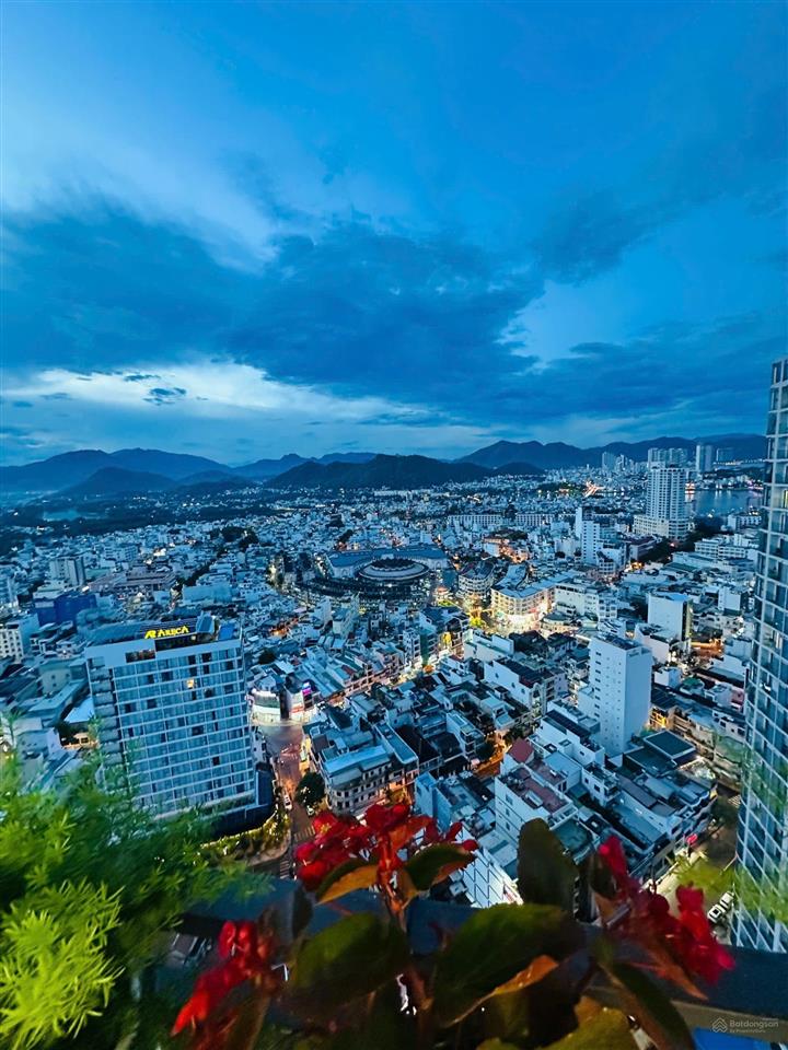 Căn hộ sổ hồng tầng 28 dqua nội thất siêu đẹp mới keng, view xéo biển giá 4 tỷ 950