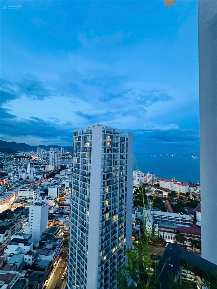 Căn hộ sổ hồng tầng 28 dqua nội thất siêu đẹp mới keng, view xéo biển giá 4 tỷ 950