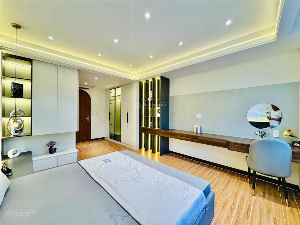 Hẻm 8m, sát q1  khu vip phan xích long  4 tầng, 5x15m  cho thuê 50tr/tháng