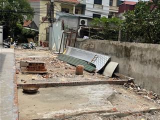 Bán lô đất giang biên, 30m2, giá 4,6tỷ, cách một nhà ra mp ô tô tránh vị trí đẹp, dân trí cao, hiếm