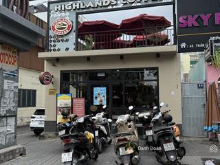 Có sẳn hđ thuê với highlands 105tr/tháng  nhà 2 tầng góc 2mt trần não q2  5.3x29  siêu đẹp