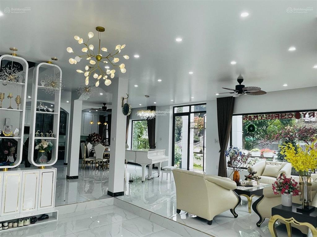 Bán căn biệt thự góc 2 mặt tiền, dt 326m2 xây 4 tầng thang máy, full nội thất khu bt sao đỏ