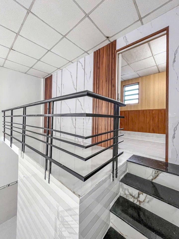 BÁN NHÀ 1TRỆT 1LỮNG, mới đẹp, mua vào ở ngay. TRỤC CHÍNH Hẻm Xe hơi tới nhà