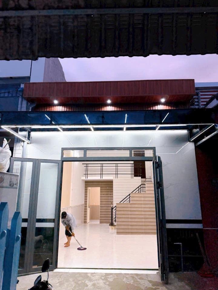 BÁN NHÀ 1TRỆT 1LỮNG, mới đẹp, mua vào ở ngay. TRỤC CHÍNH Hẻm Xe hơi tới nhà