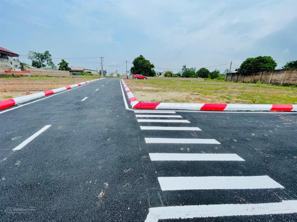 Lô đất siêu phẩm giá f0 sấn sổ đỏ cc mặtđường trải nhựa ô tô đỗ cửa tại phú thịnh