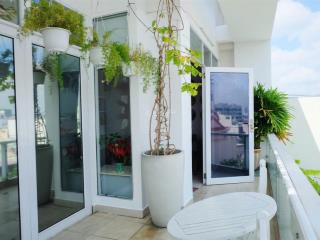 Ban công sân vườn  view tầng thượng  mới 100%