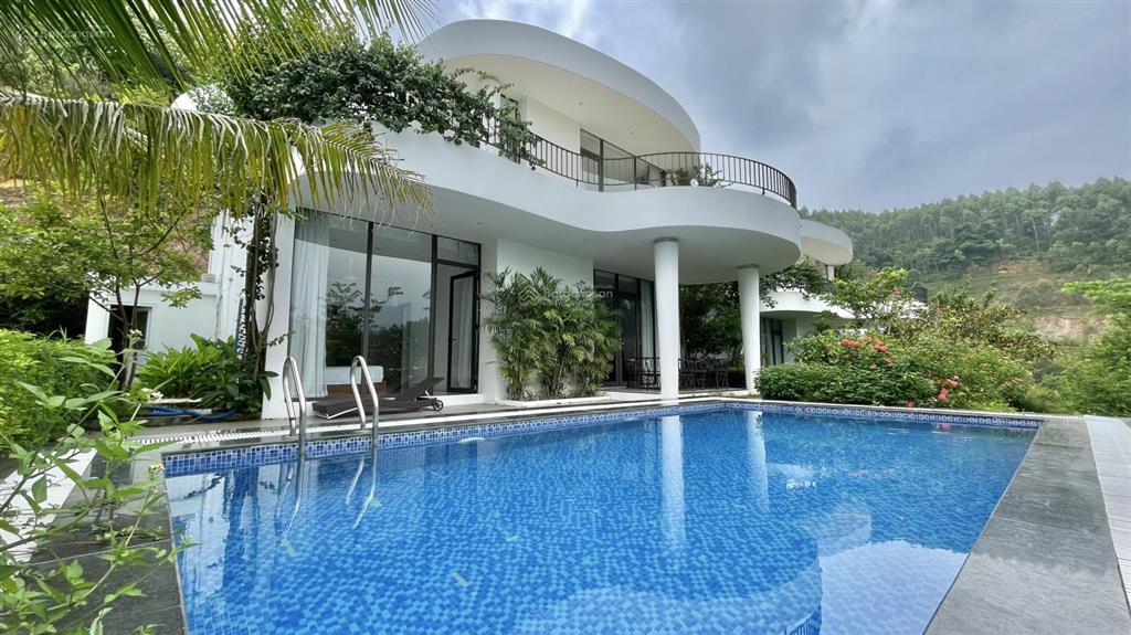 Cần bán biệt thự 400m2 mặt hồ sẵn sổ bàn giao ngay giá 6.x tỷ