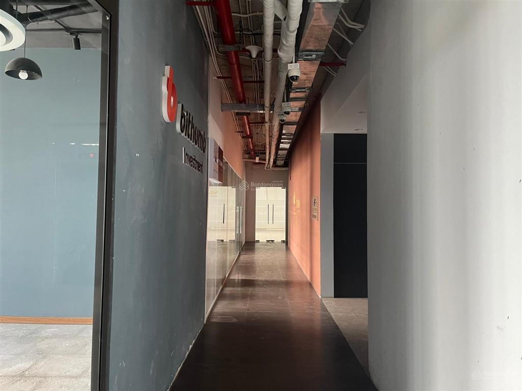 Cho thuê văn phòng diện tích lớn đường bạch đằng trong tòa nhà bạch đằng complex.  0905 982 ***