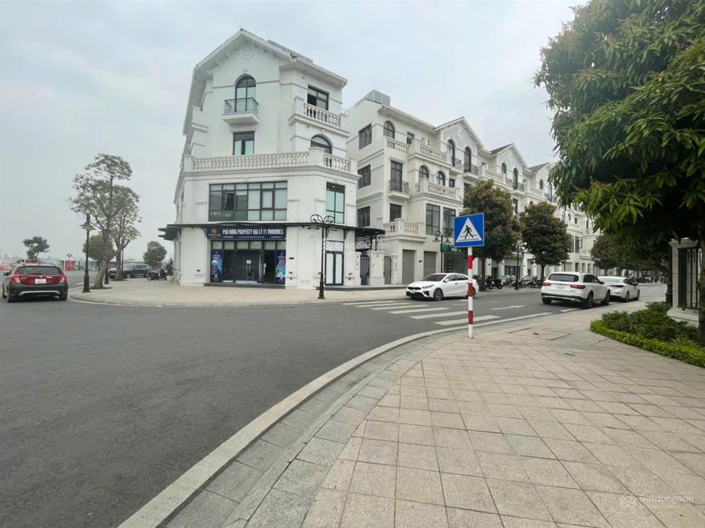 Cho thuê văn phòng mặt đường chính vhop, có thang máy, nội thất, điều hoà. giá từ 6 triệu/ phòng