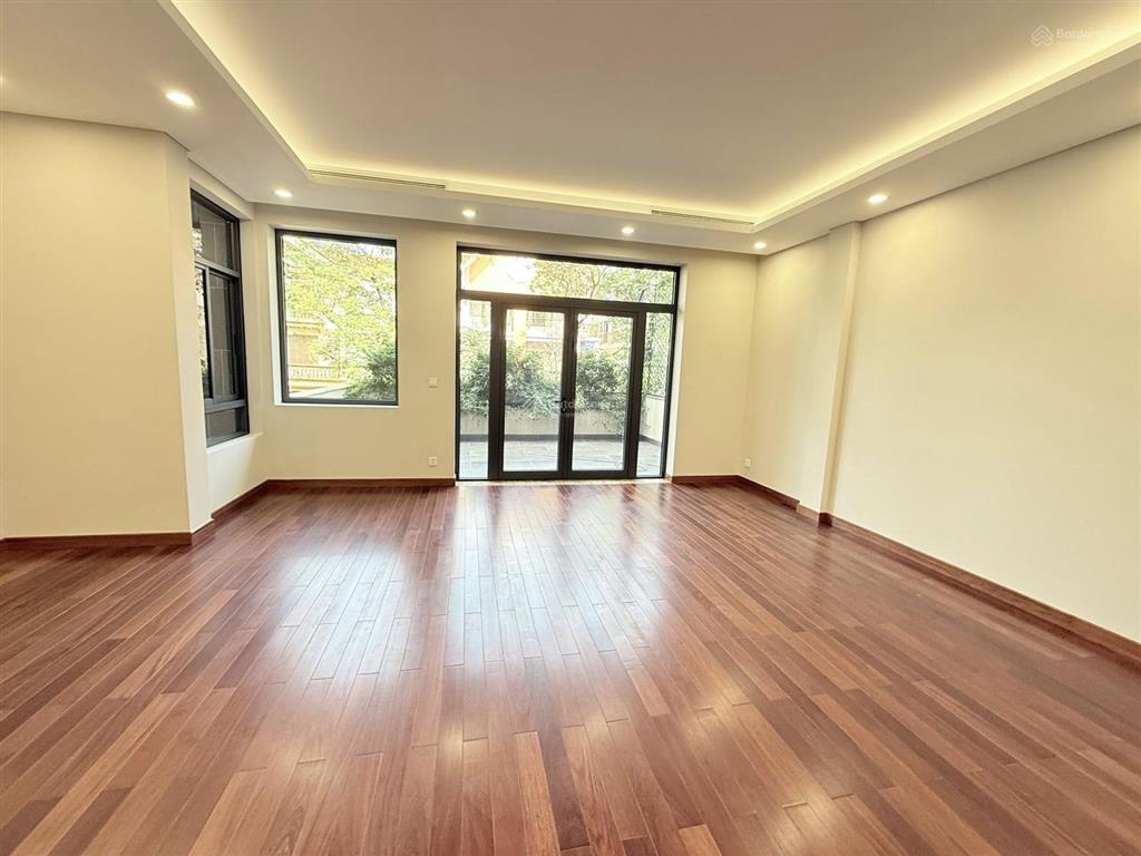 Biệt thự làng quốc tế thăng long cầu giấy hơn 200m2 8m mặt, thang máy khu vip an sinh cực tốt