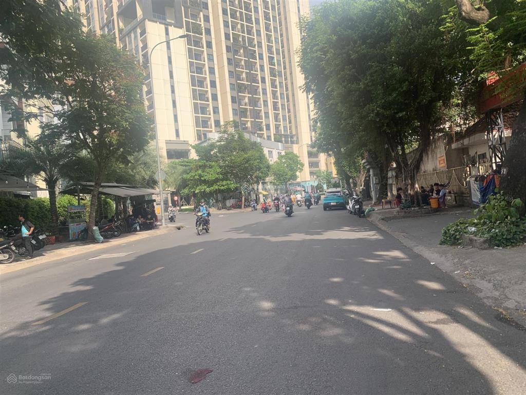 Thấp hơn tt 30% bán nhà mt duy nhất phan đăng lưu, p7, q. pn 9x20m 5 tầng  hđt 200tr giá chỉ 30tỷ