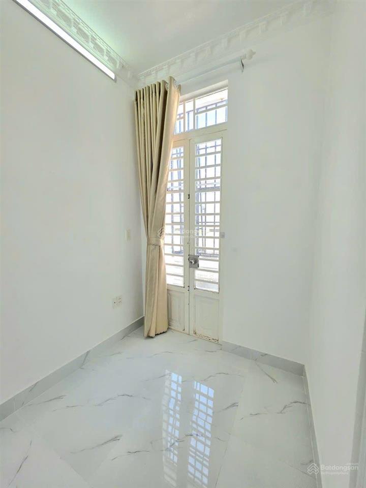 Bán nhà 2 lầu lô nhì  xe hơi tới gần nhà  hẻm thoáng