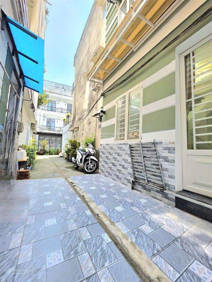 Bán nhà 2 lầu lô nhì  xe hơi tới gần nhà  hẻm thoáng