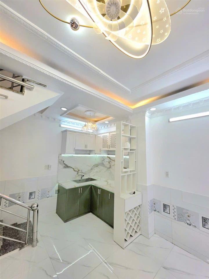 Bán nhà 2 lầu lô nhì  xe hơi tới gần nhà  hẻm thoáng