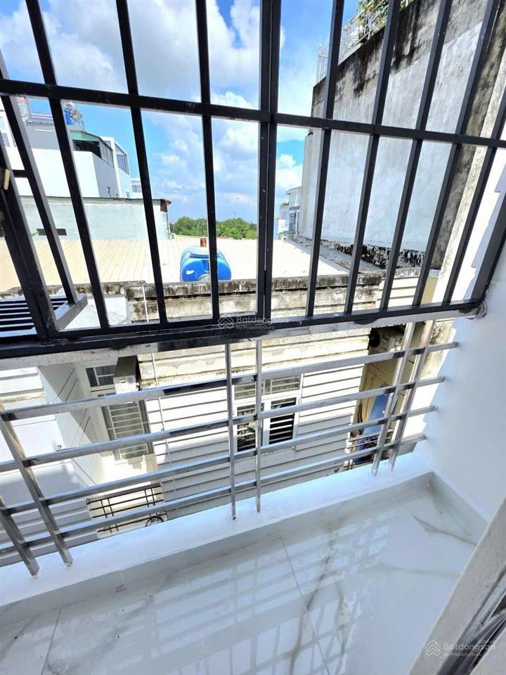 Bán nhà 2 lầu lô nhì  xe hơi tới gần nhà  hẻm thoáng