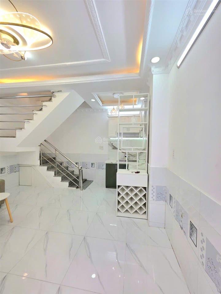 Bán nhà 2 lầu lô nhì  xe hơi tới gần nhà  hẻm thoáng