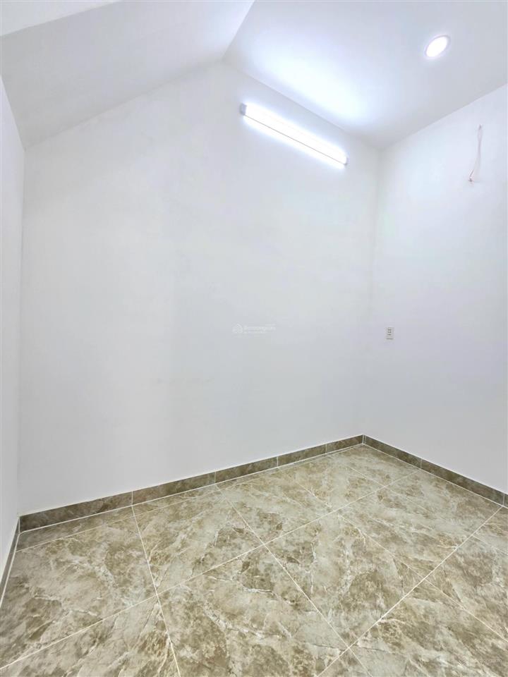 Bán nhà mặt tiền hẻm thông  5mx8m  giáp quận 7