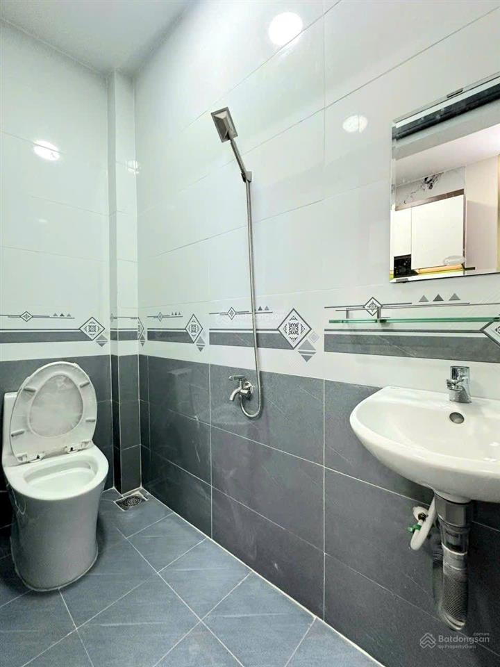 Nhà đẹp, lô nhì  3 lầu, full nội thất  xe hơi đậu trước nhà