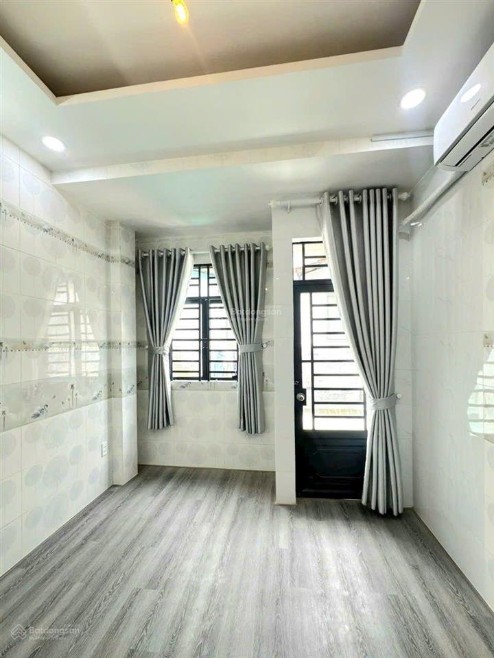 Nhà đẹp, lô nhì  3 lầu, full nội thất  xe hơi đậu trước nhà