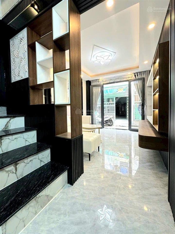 Nhà đẹp, lô nhì  3 lầu, full nội thất  xe hơi đậu trước nhà