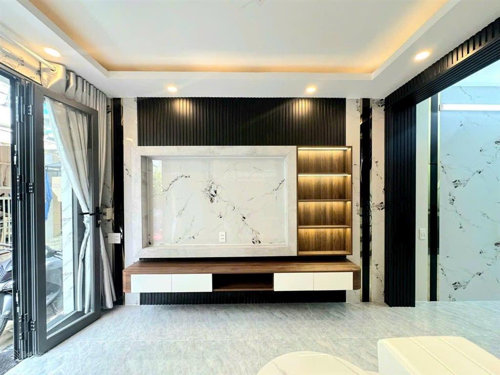 Nhà đẹp, lô nhì  3 lầu, full nội thất  xe hơi đậu trước nhà