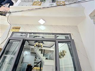 Nhà đẹp  2 lầu, mới hoàn thiện  xe hơi vào tới nhà