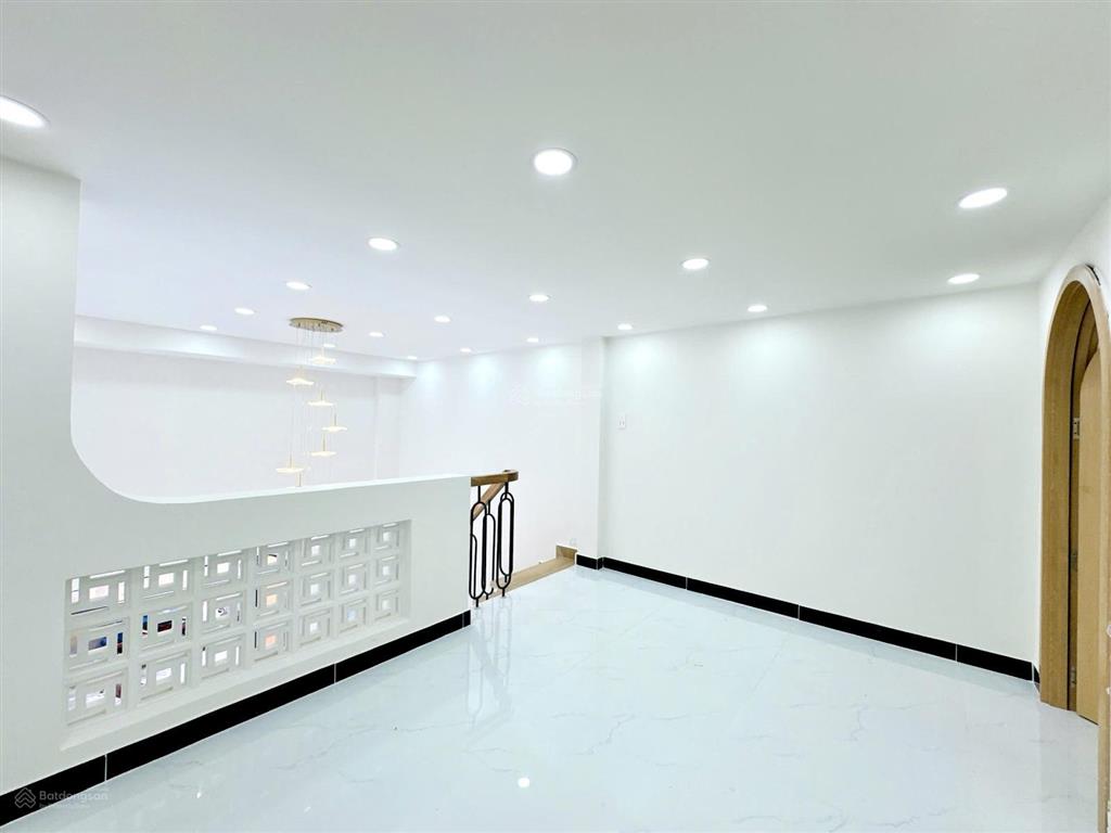 Nhà mới 2 tầng ngay lotte mart, 4m x 12m, ô tô đỗ cửa, giá 5,3 tỷ