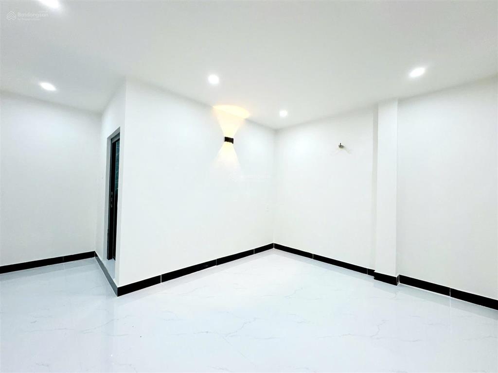 Nhà mới 2 tầng ngay lotte mart, 4m x 12m, ô tô đỗ cửa, giá 5,3 tỷ