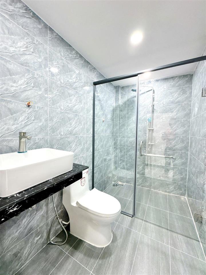 Nhà mới 2 tầng ngay lotte mart, 4m x 12m, ô tô đỗ cửa, giá 5,3 tỷ