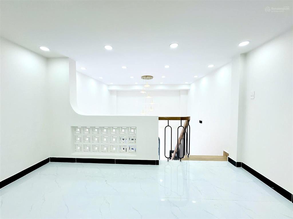 Nhà mới 2 tầng ngay lotte mart, 4m x 12m, ô tô đỗ cửa, giá 5,3 tỷ