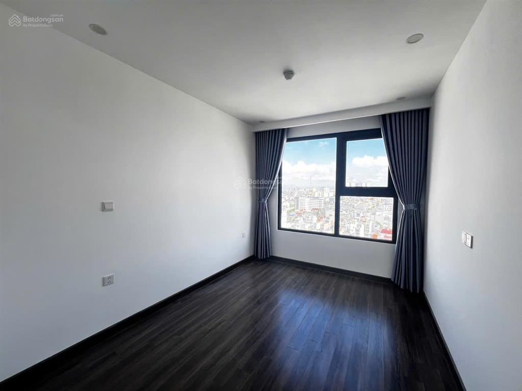 Cho thuê căn 2 pn 2 wc đã có full tủ bếp + điều hòa + rèm cửa giá 7.5 triệu tại hoàng huy commerce