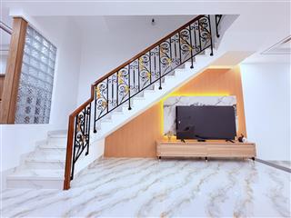 Hà quang 2 nhà 3 tầng đối diện công viên. dt 80m2 ngang 5m hướng nam