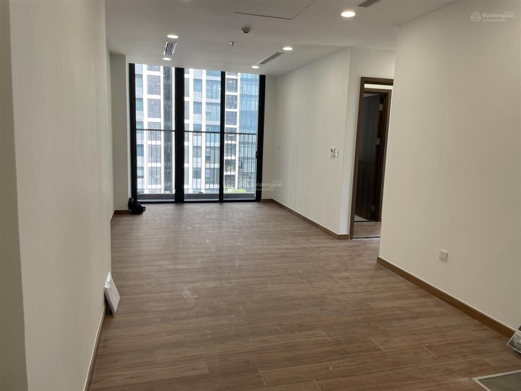 Cần bán gấp căn hộ với diện tích 73m2, giá bán 6tỷ400tr, sổ hồng, tầng trung