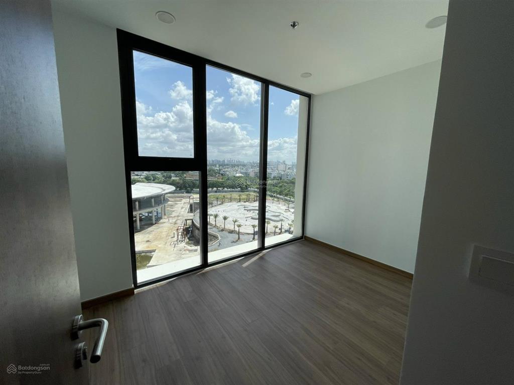 Cần bán gấp căn hộ với diện tích 73m2, giá bán 6tỷ400tr, sổ hồng, tầng trung